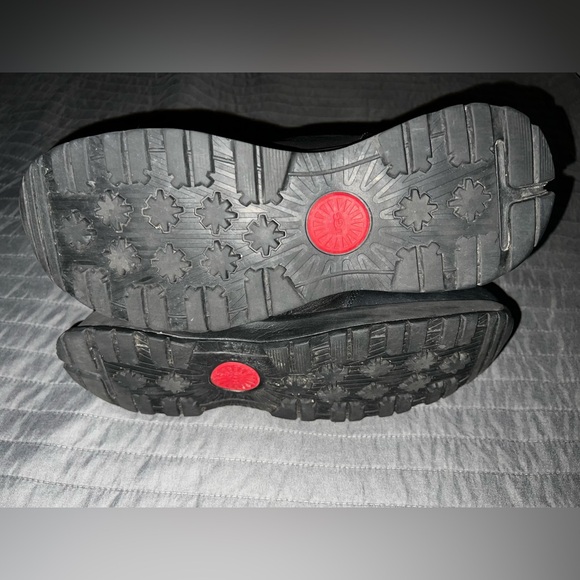 UGG Australia Emmett Boot Mid Black Men’s Size 11 Weather Ready Item #1112376 - Picture 9 of 12